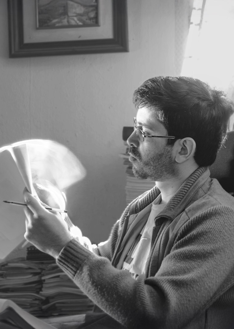 Michael_Baruch_Revisando-el-guion-del-cortometraje-viva-la-independencia-2020